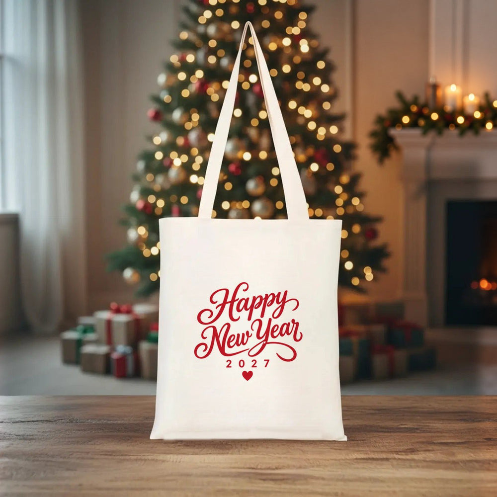 Bolsas navideñas colgadas en la pared: natural con ¡Feliz Navidad!, roja con Navidad dorada, negra con ¡Jo, jo, jo!
