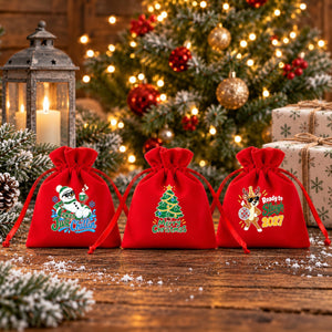 Tres bolsitas de terciopelo rojo en una mesa nevada: galleta de jengibre, ¡Feliz Navidad! y ¡Feliz Día de Reyes!